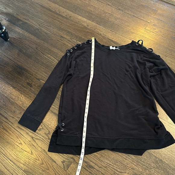 Cable and Gauge Black Long Sleeve T Shirt Large L Cut Out Shoulders EUC soft - Picture 7 of 8